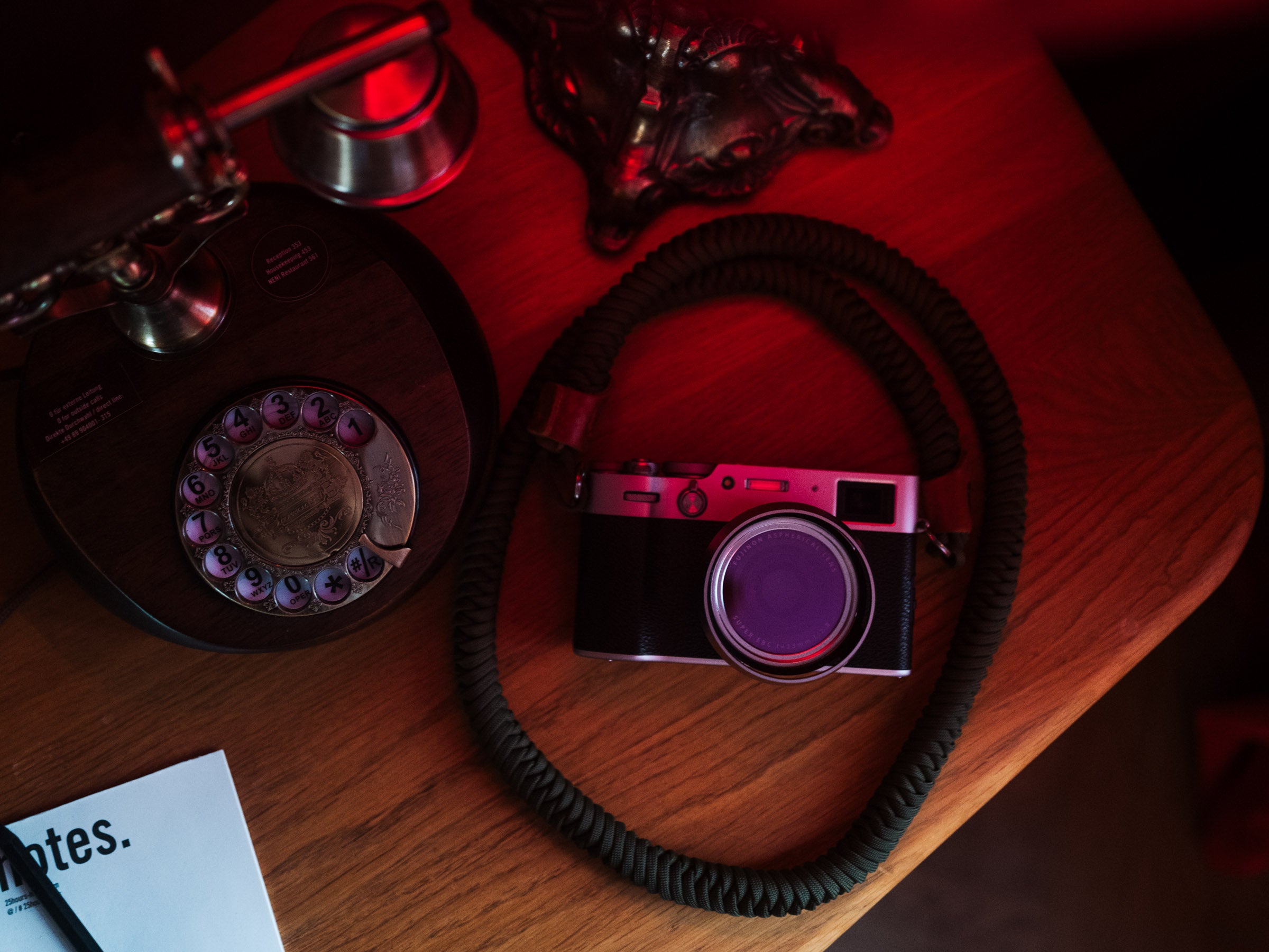 【どばとぐるぽ】FUJIFILM x100f おまけ付き TP Original FUJIFILM X100F 用 ボディーハーフケース レッド